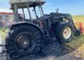 Un tractor a ars pe un câmp din județul Arad/Video