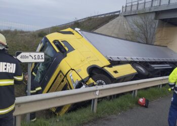 TIR răsturnat pe A1. Șoferul a ajuns la spital