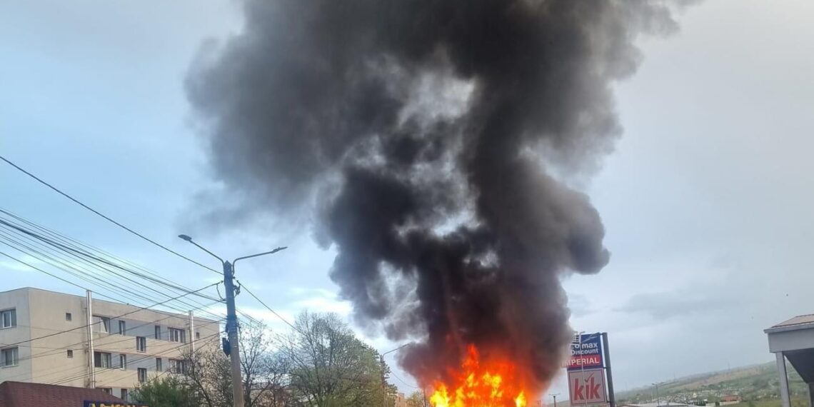 Un autocar în care se aflau 30 de elevi, a luat foc pe DN 57
