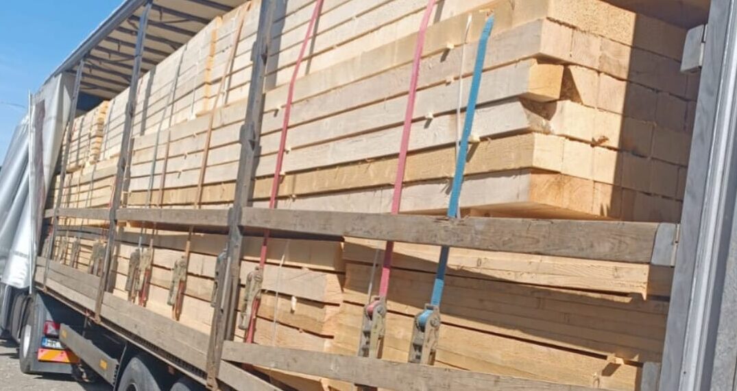 Camioane cu cherestea verificate de polițiști. Sancțiuni contravenționale de mii de lei