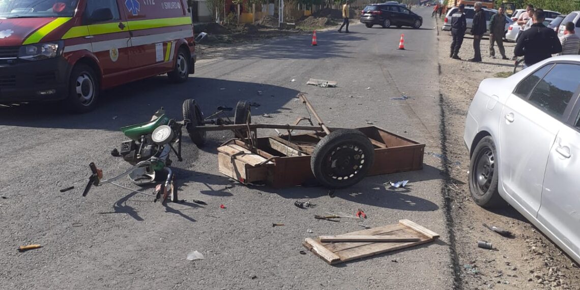 Doua persoane au ajuns la spital în urma unui accident rutier între un motocultor și o mașină