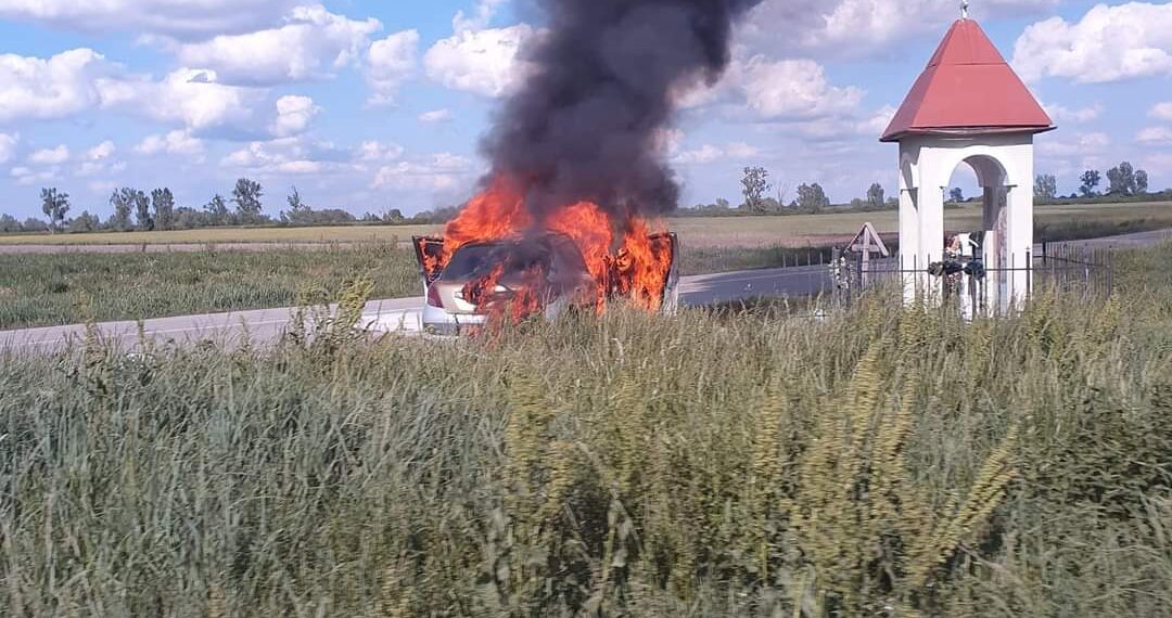 Mașină în flăcări. Două persoane au ajuns la spital