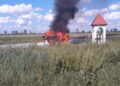 Mașină în flăcări. Două persoane au ajuns la spital