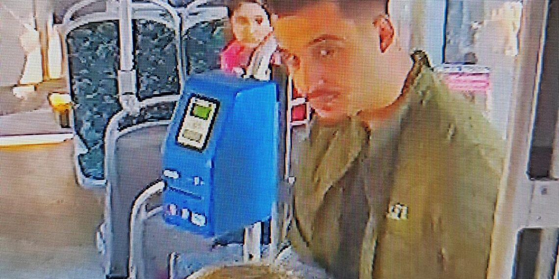 UPDATE: A fost reținut un tânăr de 24 de ani. Un tânăr este căutat de poliție după ce a bătut un șofer de autobuz. Acesta din urmă a ajuns la spital