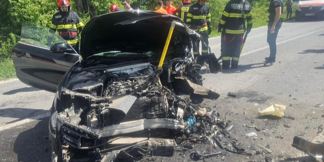 Accident rutier între trei mașini. 4 adulți și trei minori au ajuns la spital