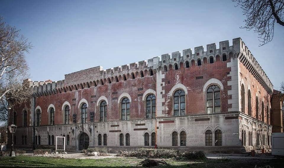 Fonduri pentru restaurarea Castelului Huniade. Va avea automat pentru bilete