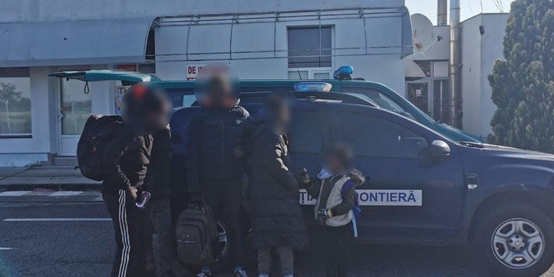 Migranți din Africa, depistați într-un TIR la Vama Moraviţa. Au urcat când șoferul dormea