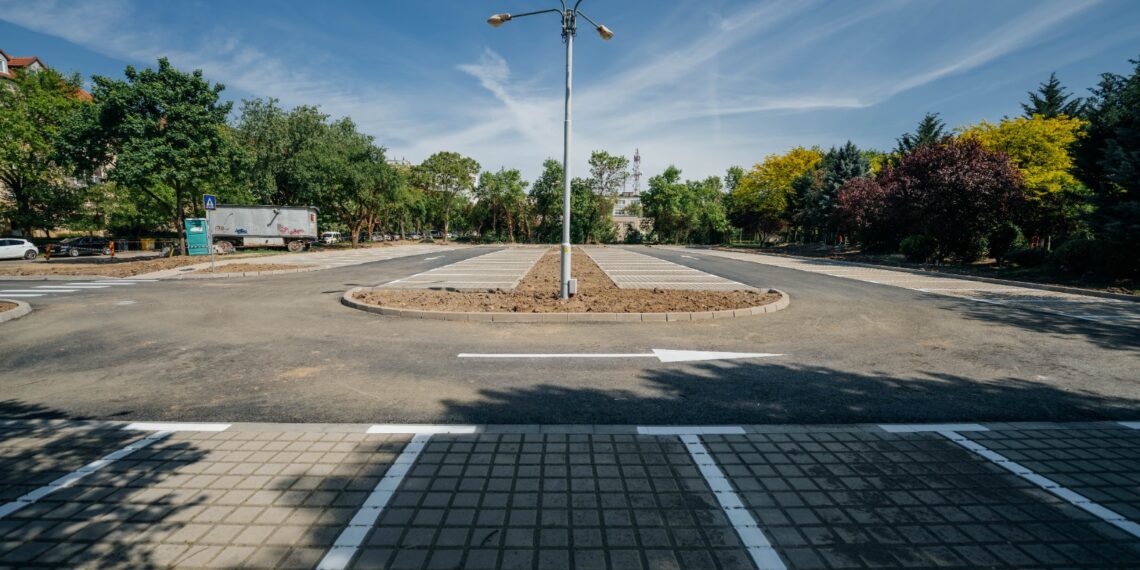Au fost amenajate locuri de parcare, spații verzi și alei, în locul unui teren dezafectat din Timișoara