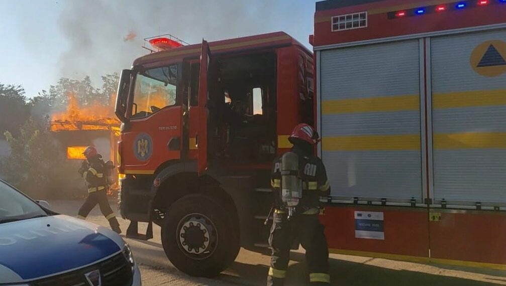 Incendiu la o clădire abandonată din Arad