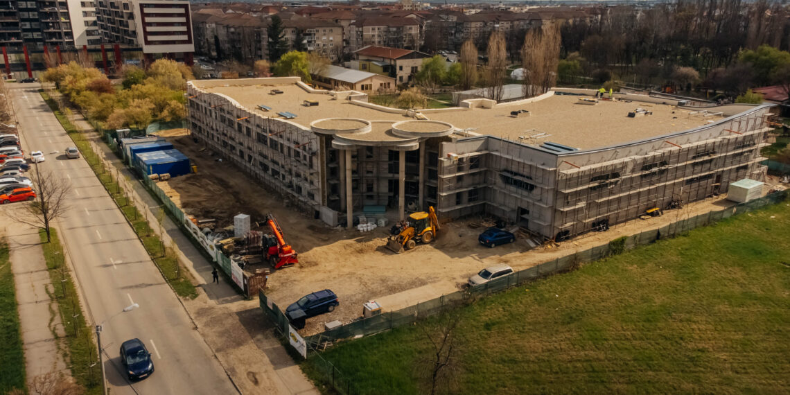 E gata tâmplăria, urmează fațada la noua clădire a Liceului Waldorf