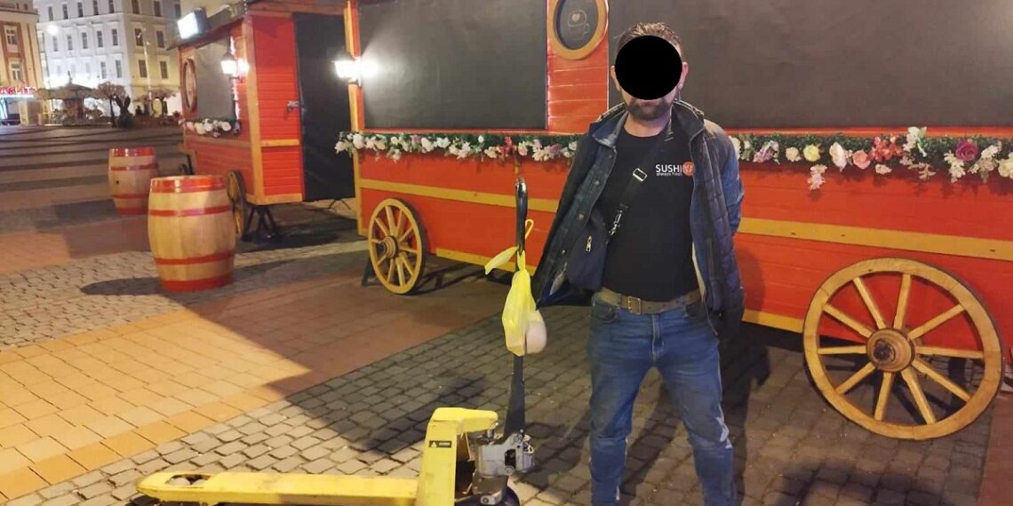 Transpalet furat de la Târgul de Paște din Piața Libertății. Bărbatul, prins de polițiști
