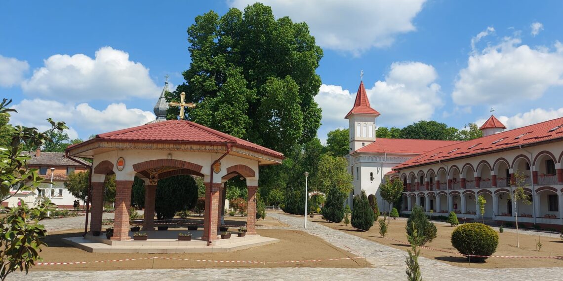 În Vinerea Mare, măicuțele de la Mănăstirea Timișeni – Șag au vopsit aproape o mie de ouă