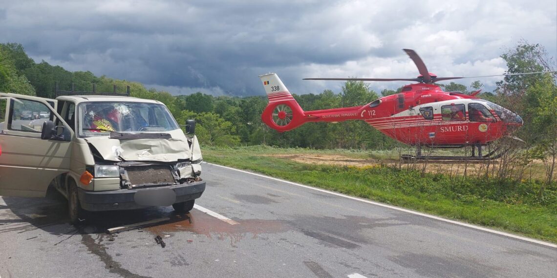 Două persoane au ajuns la spital după un accident între un camion plin cu lemne și o camionetă
