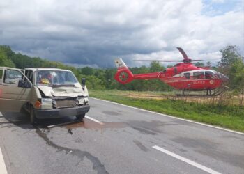 Două persoane au ajuns la spital după un accident între un camion plin cu lemne și o camionetă