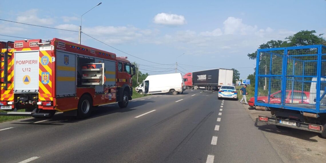 Accident între două autoutilitare, un tir și o mașină
