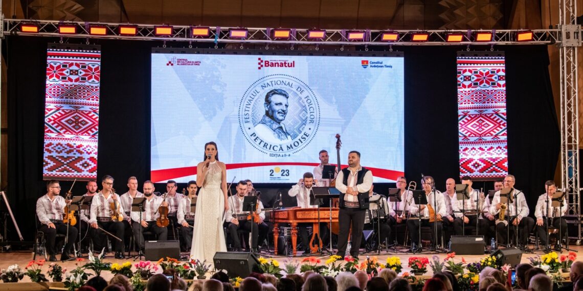 Regal folcloric la Festivalul Național de Folclor „Petrică Moise”