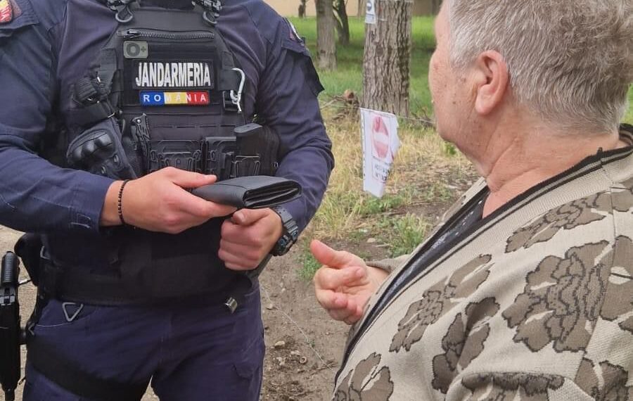 Misiune încheiată cu succes de jandarmii timișoreni. O doamnă și-a recuperat portofelul pierdut