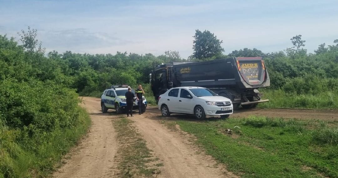 Un bărbat a fost prins de polițiști în în timp ce arunca ilegal deșeuri la Remetea Mare
