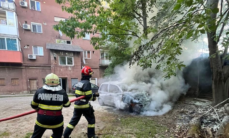 Incendiu izbucnit la un autoturism în Ineu