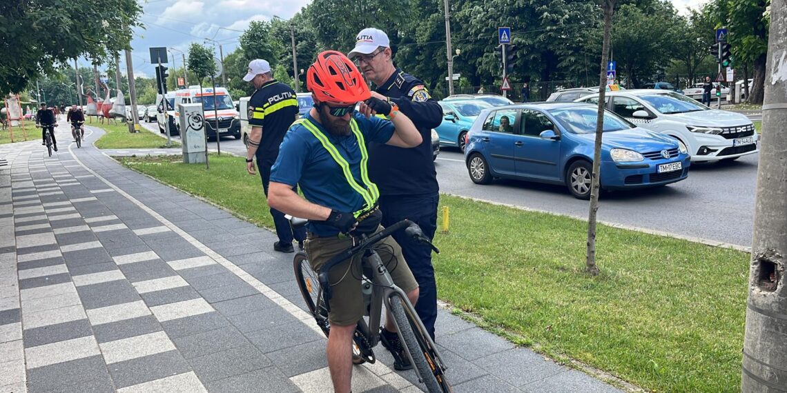 Polițiștii timișoreni de la Rutieră le-au oferit bicicliștilor veste reflectorizante
