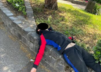 Tânăr drogat, depistat de polițiștii locali pe marginea Podului Traian