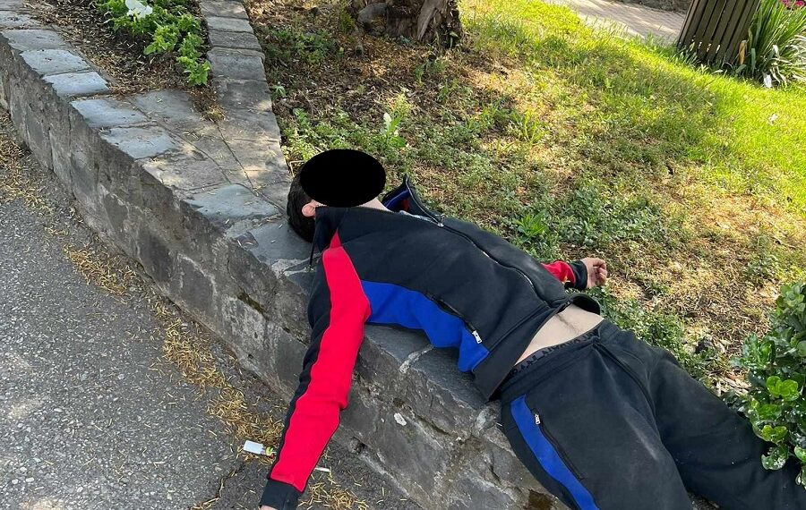 Tânăr drogat, depistat de polițiștii locali pe marginea Podului Traian