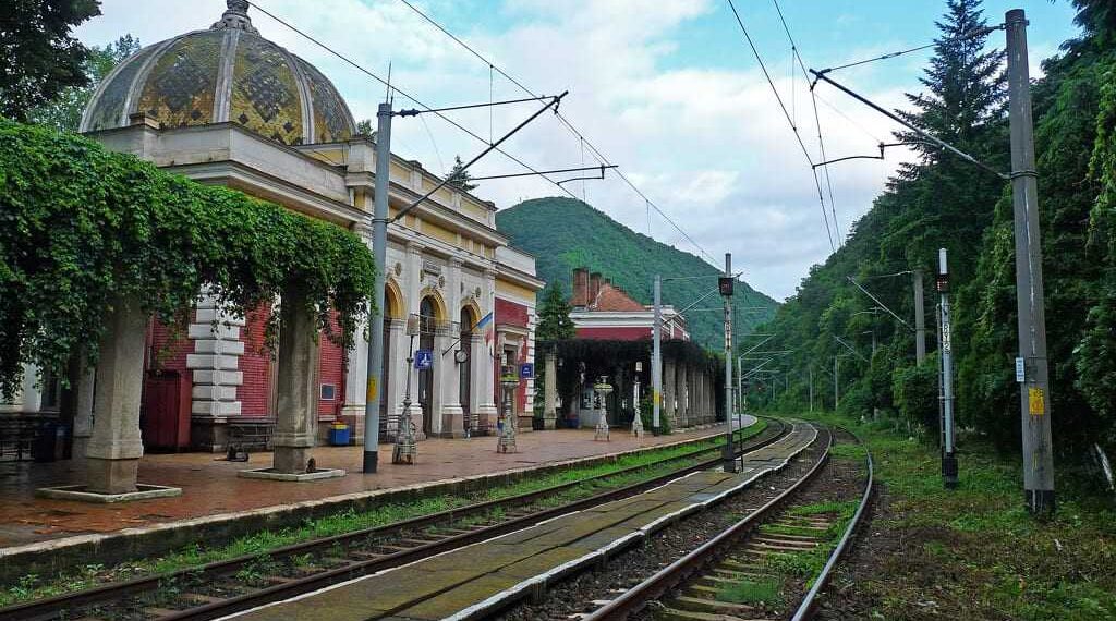 Un șofer de 75 de ani a lovit doi pietoni pe zebră în zona Gării din Băile Herculane