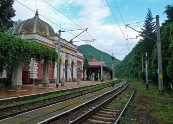 Un șofer de 75 de ani a lovit doi pietoni pe zebră în zona Gării din Băile Herculane