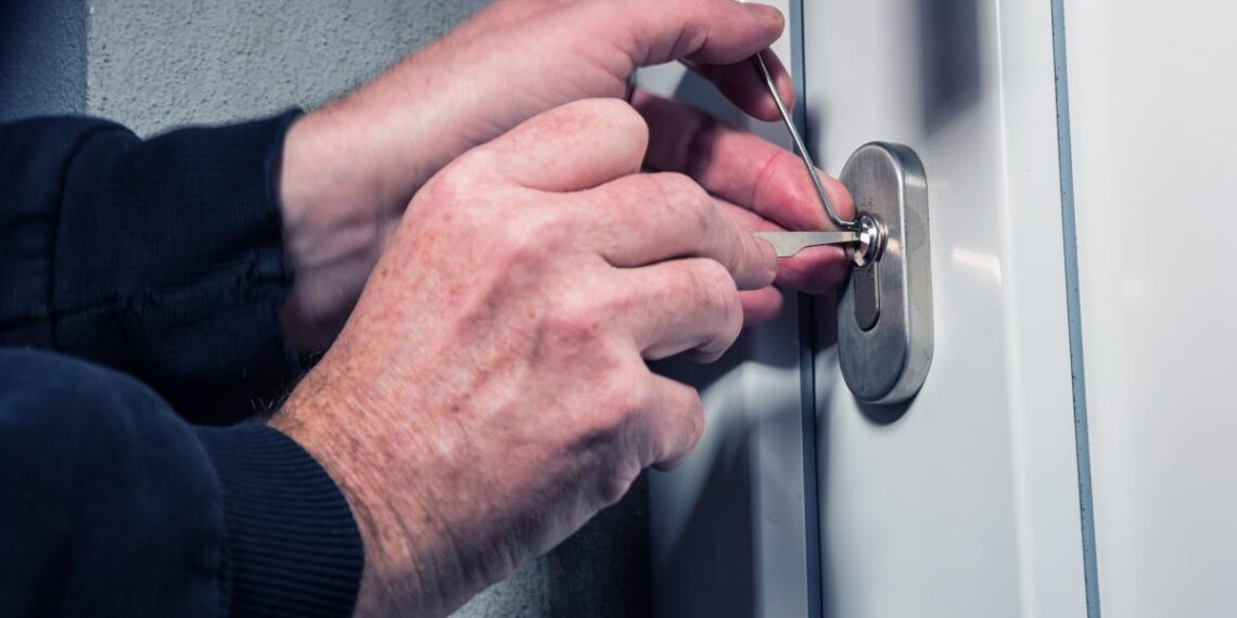 Doi tineri au fost reținuți după ce au furat dintr-o școală 5 mii de lei, un laptop și un dispozitiv DVR