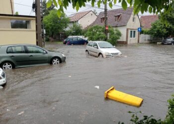 A plouat torențial la Timișoara. Sunt străzi inundate/Video