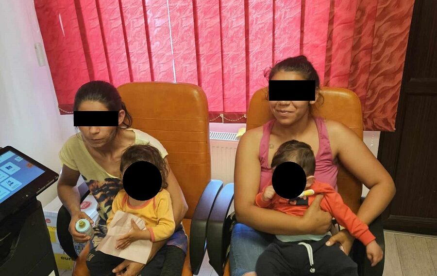 Femei cu copii mici, de doar câteva luni, depistate în stradă, la cerșit, de polițiștii locali