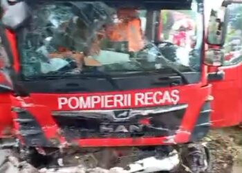 Mașină de pompieri implicată într-un accident la Recaș. 7 persoane au fost rănite/Video