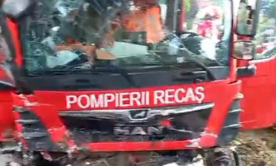 Mașină de pompieri implicată într-un accident la Recaș. 7 persoane au fost rănite/Video
