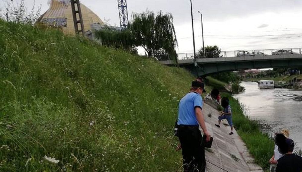 Zeci de persoane amendate de Poliția Locală Timișoara după ce au fost prinse cu sticla de băutură în parcuri și alte zone