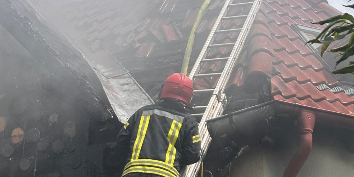 Casă în flăcări la Arad/Video