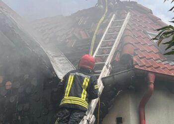 Casă în flăcări la Arad/Video