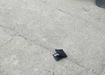 Portofel cu bani și acte, găsit și returnat proprietarului de un polițist local aflat în timpul liber