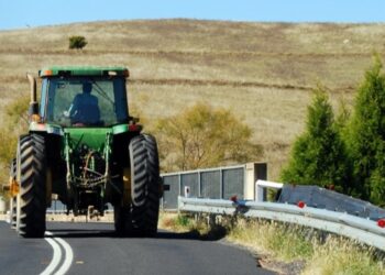 Timișean reținut de polițiști. A condus un utilaj agricol neînregistrat, fără permis și beat