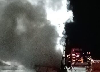 O autoutilitară a luat foc pe autostradă în zona localității Șagu