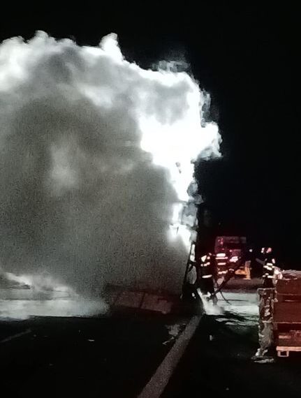 O autoutilitară a luat foc pe autostradă în zona localității Șagu