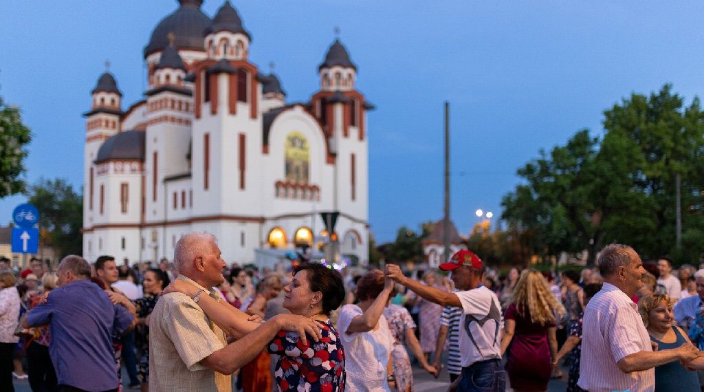 Carmen Popovici-Dumbravă și alți soliști cântă la Ruga din Mehala