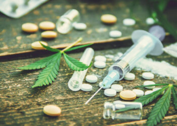 Două persoane reținute pentru trafic de droguri