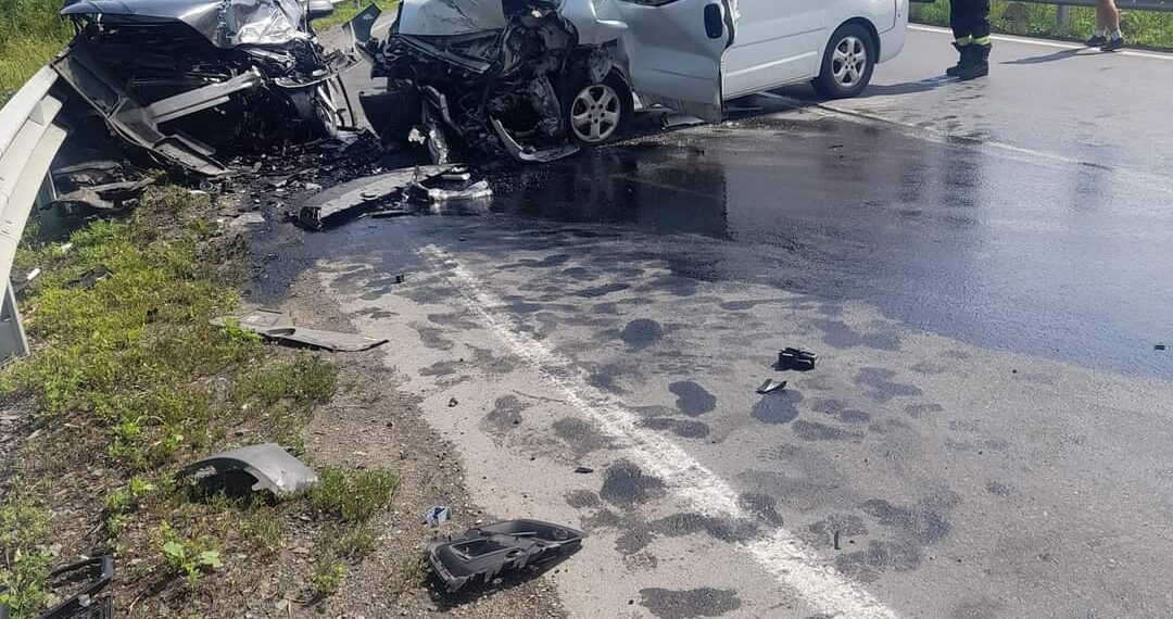 10 persoane rănite după ce un microbuz s-a izbit de un  autoturism