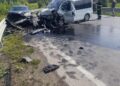 10 persoane rănite după ce un microbuz s-a izbit de un  autoturism
