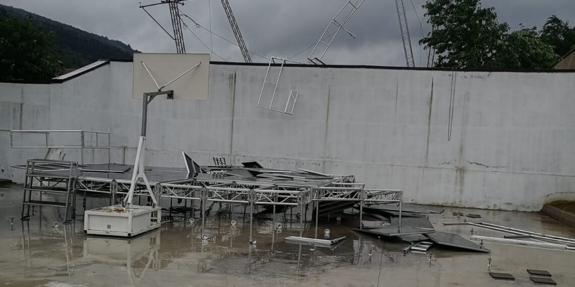 Vremea rea face ravagii. O scenă de festivități, luată de vijelie