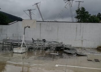 Vremea rea face ravagii. O scenă de festivități, luată de vijelie