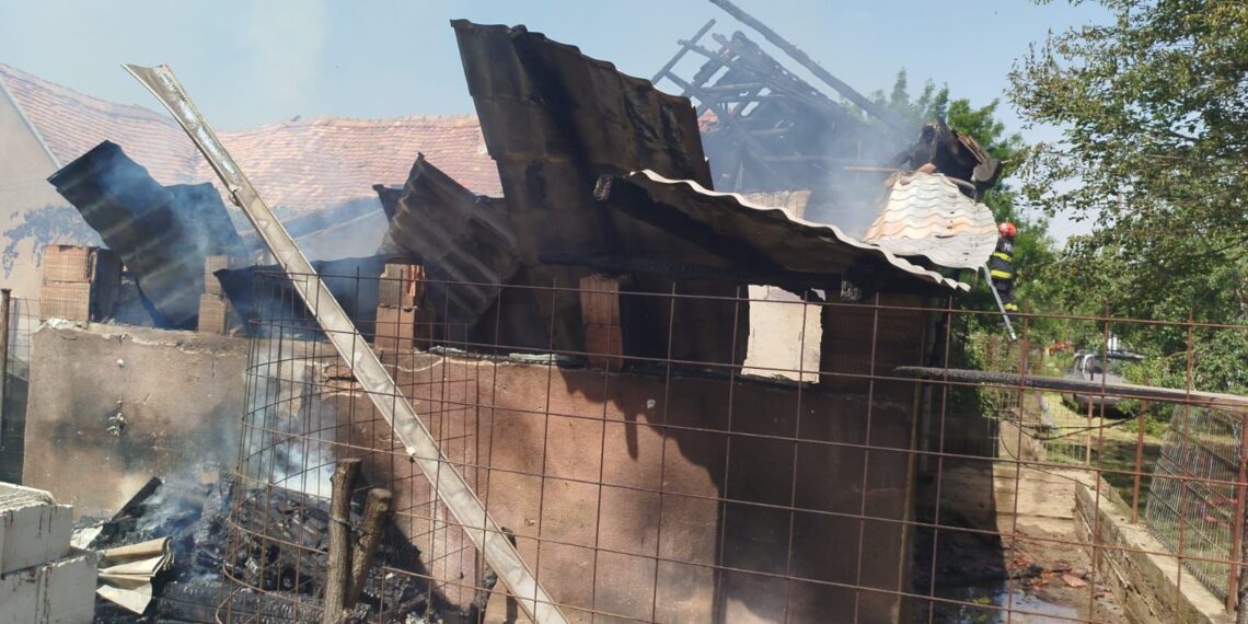 Un bărbat a ajuns la spital după ce casa în care locuia a luat foc