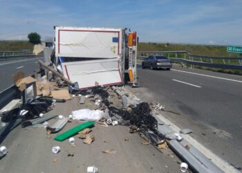 Un bărbat a murit, în Timiș, după ce s-a răsturnat cu TIR-ul pe autostradă/Video