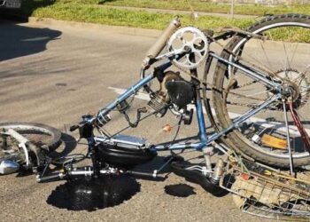 Coliziune frontală între doi bicicliști. Unul a fost rănit