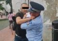 Bărbat agresiv, lăsat liber de cel care trebuia să-l trimită după gratii/Video
